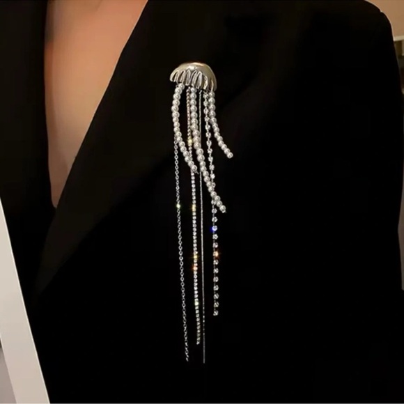 Jellyfish Pearl Crystal Brooch - Picture 2 of 11